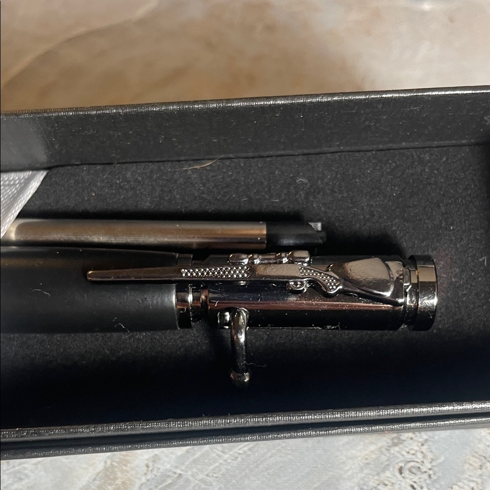 Rifle style pen